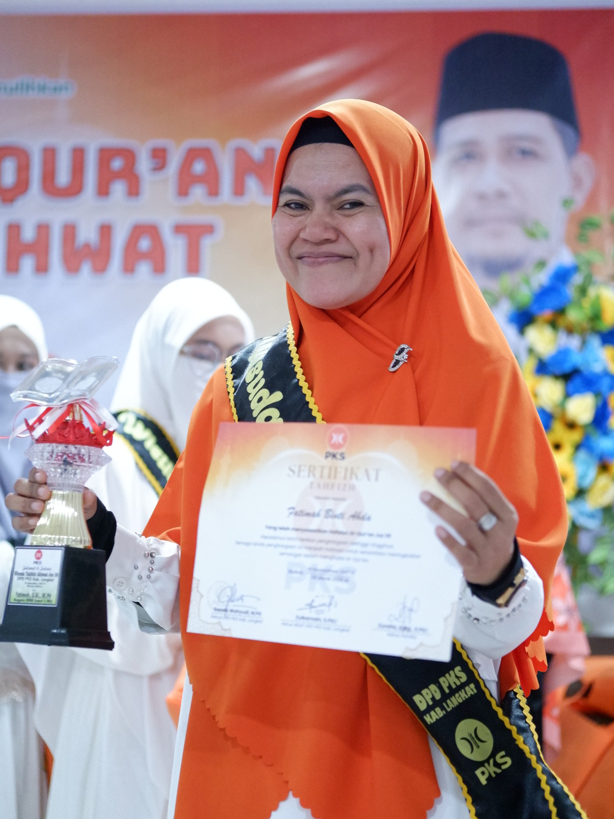 Haru dan Khidmat! Anggota DPRD Sumut Fatimah Ikut Wisuda Tahfizh Juz 30 Bersama Ratusan Akhwat PKS.